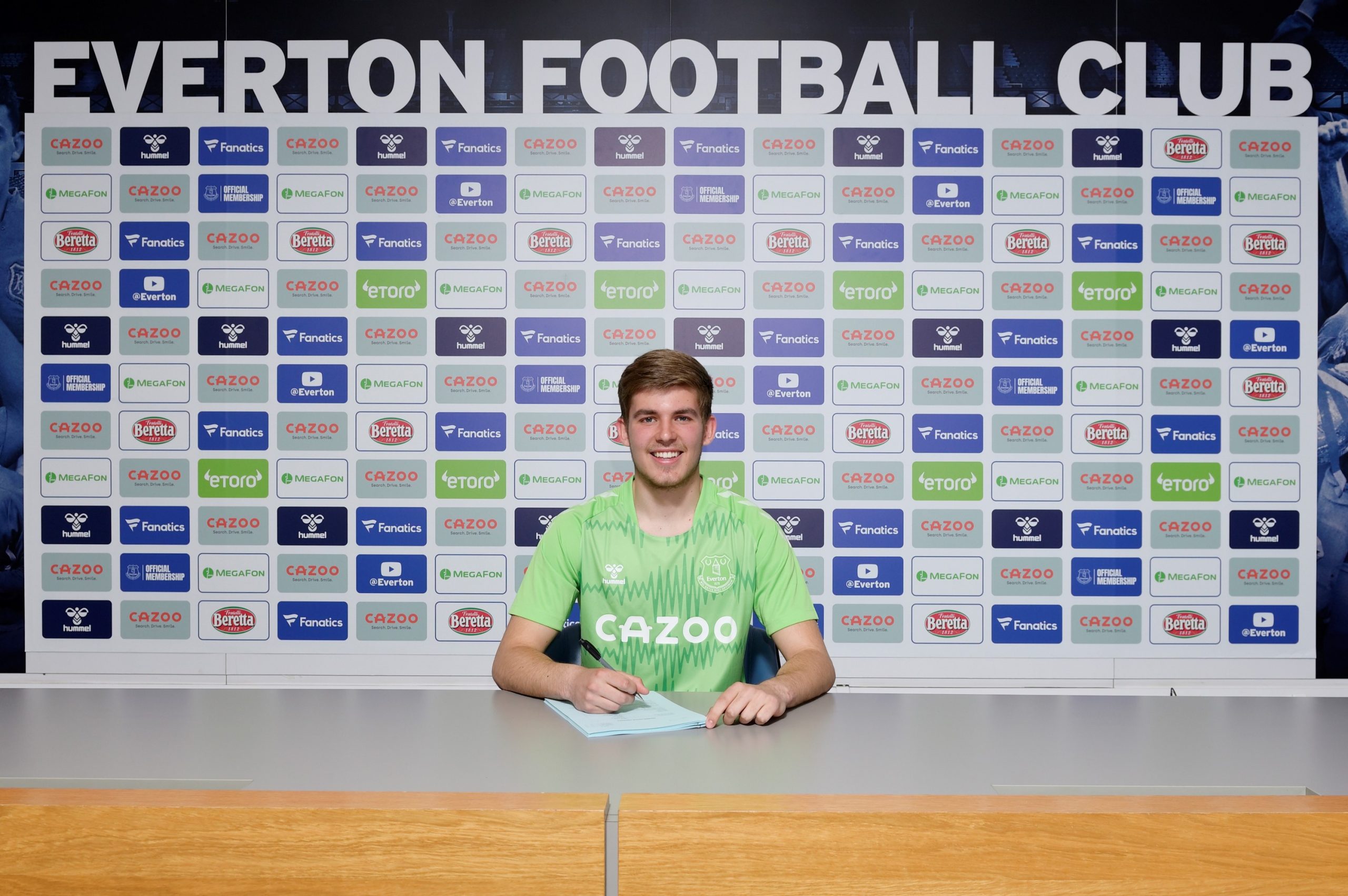 Barrett signs new Everton deal