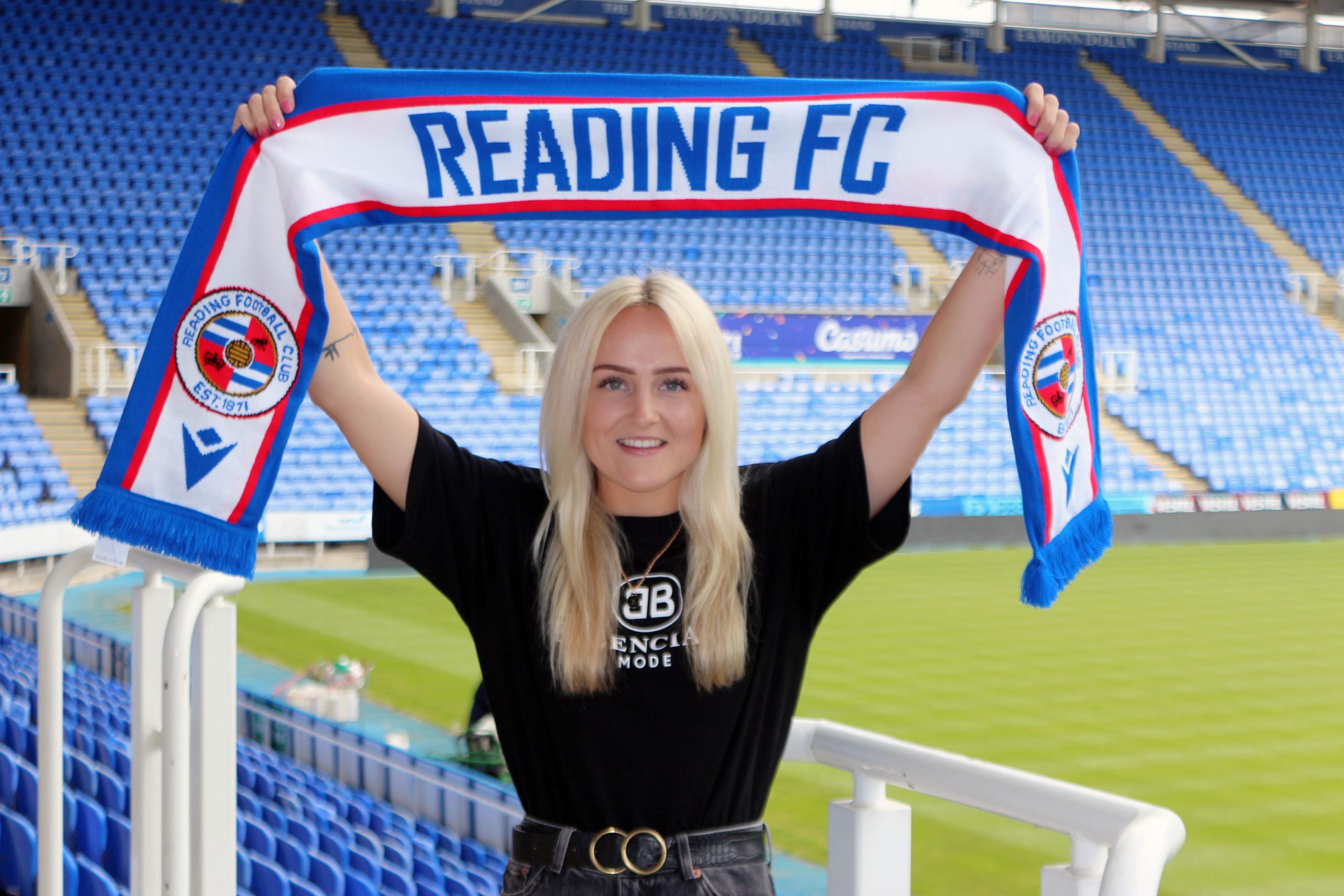 FullNinety’s Faye Bryson signs for Reading Women