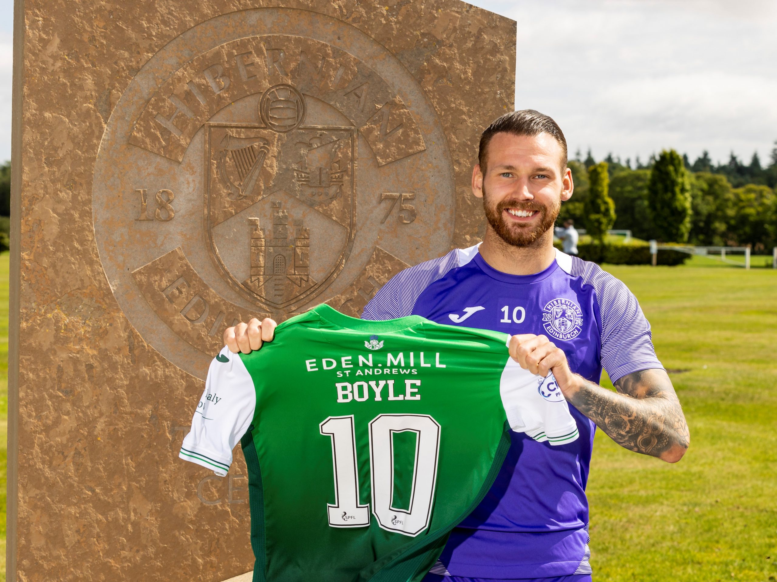 Boyler signs Hibs extension to 2024
